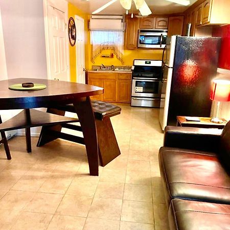 Large 3-Bedrooms/2-Bath Apt, One Block To Train New York Exteriör bild