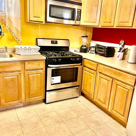Large 3-Bedrooms/2-Bath Apt, One Block To Train New York Exteriör bild