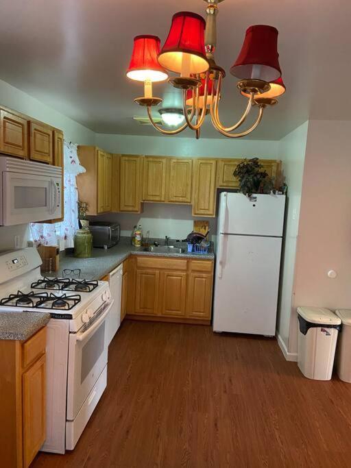 Large 3-Bedrooms/2-Bath Apt, One Block To Train New York Exteriör bild