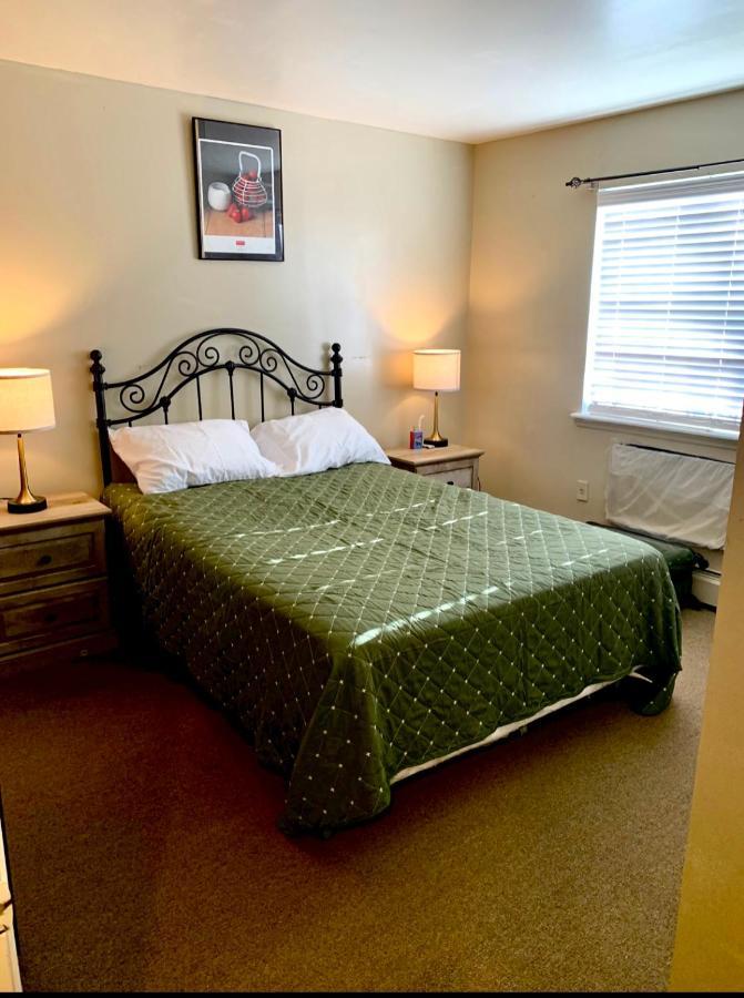 Large 3-Bedrooms/2-Bath Apt, One Block To Train New York Exteriör bild