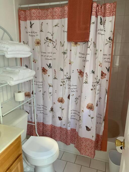 Large 3-Bedrooms/2-Bath Apt, One Block To Train New York Exteriör bild