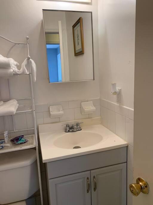 Large 3-Bedrooms/2-Bath Apt, One Block To Train New York Exteriör bild