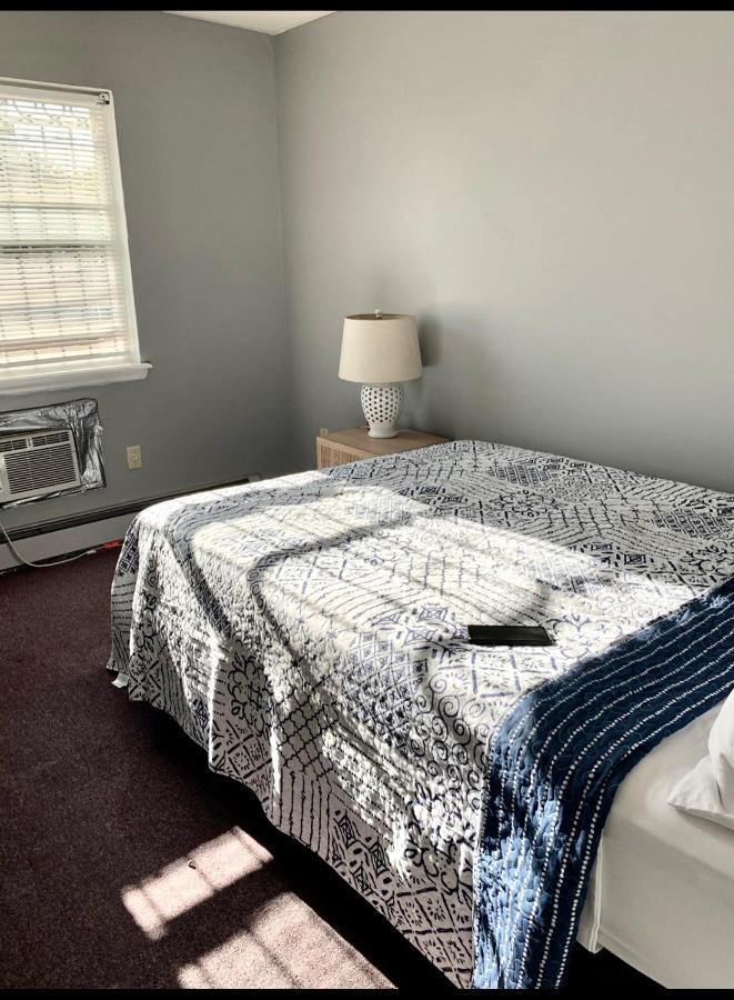 Large 3-Bedrooms/2-Bath Apt, One Block To Train New York Exteriör bild