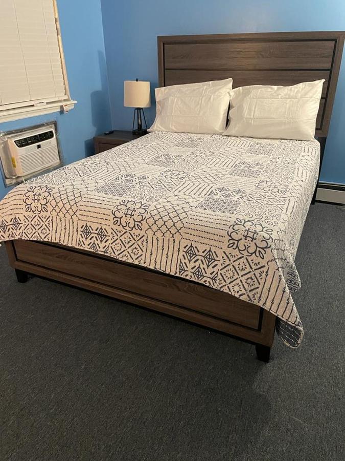 Large 3-Bedrooms/2-Bath Apt, One Block To Train New York Exteriör bild