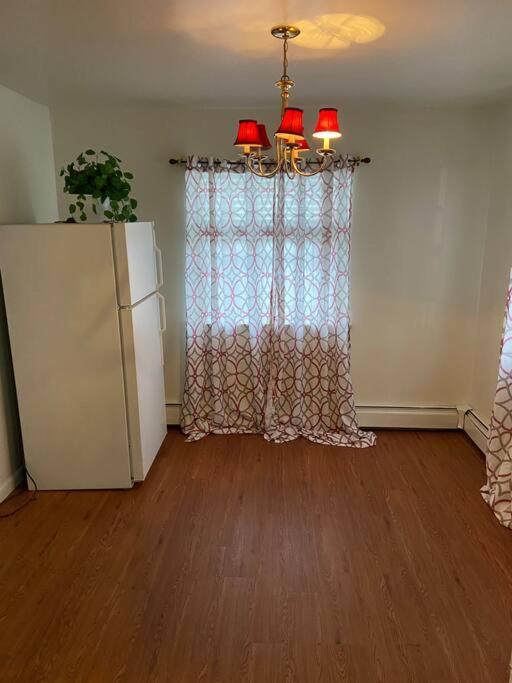 Large 3-Bedrooms/2-Bath Apt, One Block To Train New York Exteriör bild