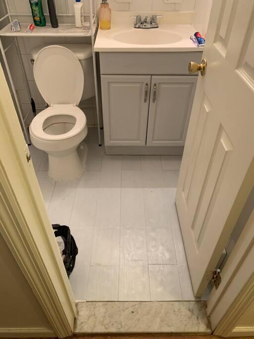 Large 3-Bedrooms/2-Bath Apt, One Block To Train New York Exteriör bild
