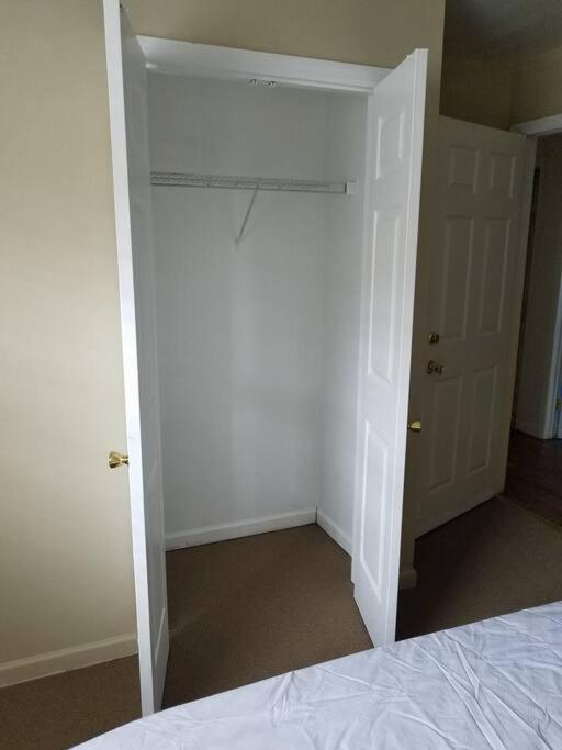 Large 3-Bedrooms/2-Bath Apt, One Block To Train New York Exteriör bild