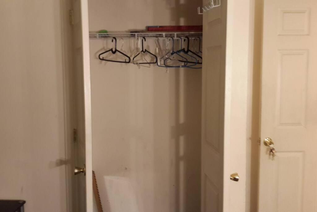 Large 3-Bedrooms/2-Bath Apt, One Block To Train New York Exteriör bild