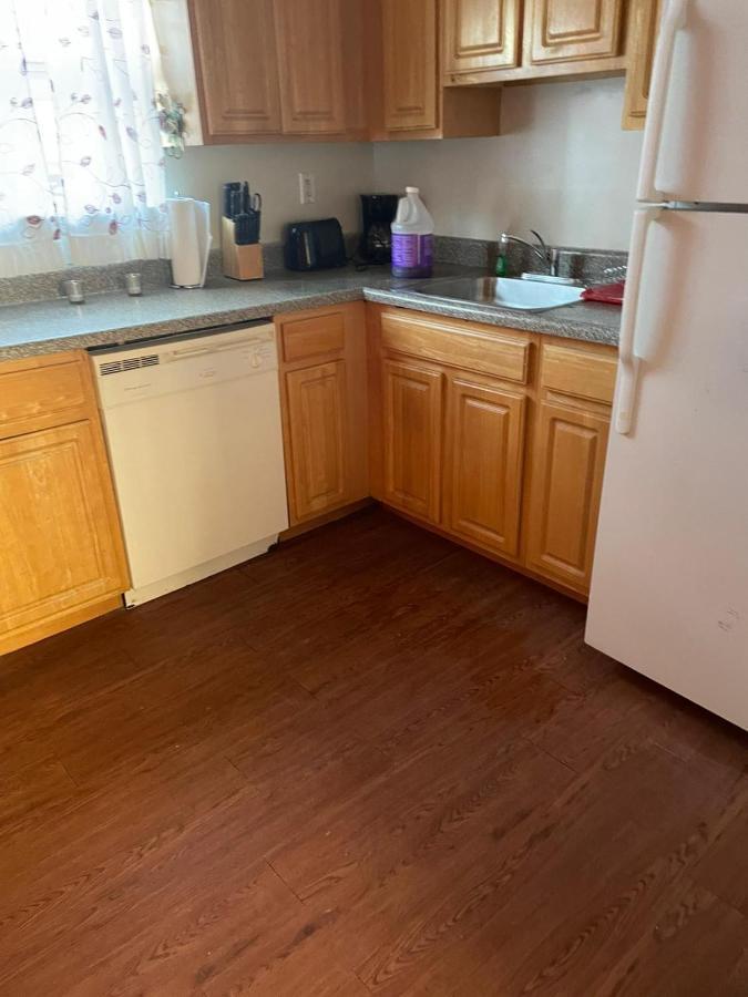 Large 3-Bedrooms/2-Bath Apt, One Block To Train New York Exteriör bild