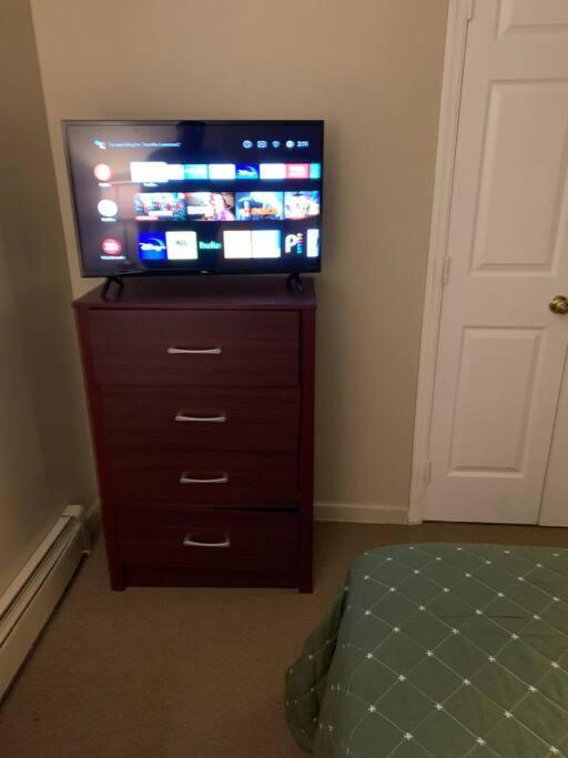 Large 3-Bedrooms/2-Bath Apt, One Block To Train New York Exteriör bild