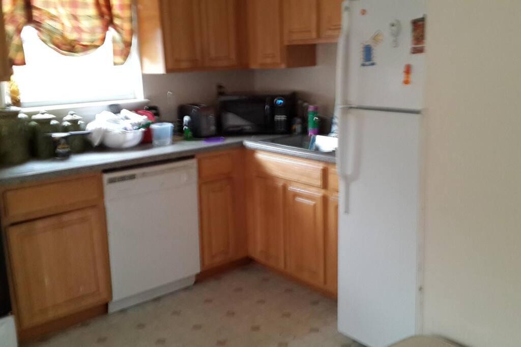 Large 3-Bedrooms/2-Bath Apt, One Block To Train New York Exteriör bild
