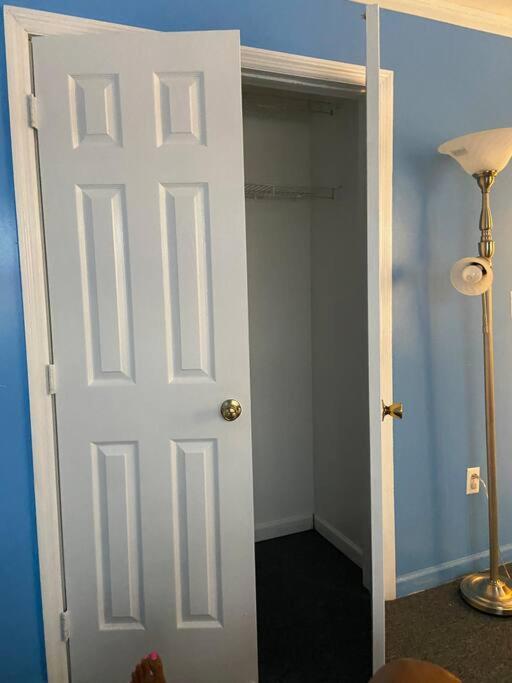 Large 3-Bedrooms/2-Bath Apt, One Block To Train New York Exteriör bild