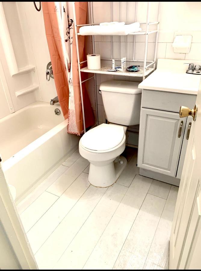 Large 3-Bedrooms/2-Bath Apt, One Block To Train New York Exteriör bild