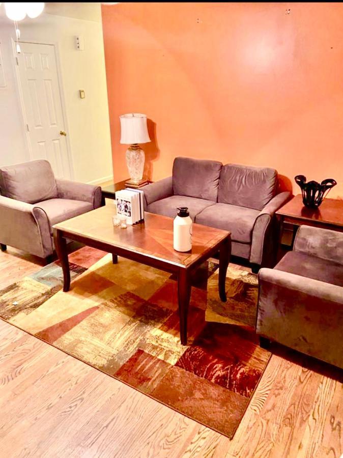 Large 3-Bedrooms/2-Bath Apt, One Block To Train New York Exteriör bild