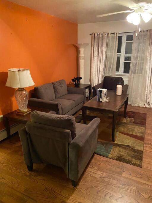 Large 3-Bedrooms/2-Bath Apt, One Block To Train New York Exteriör bild