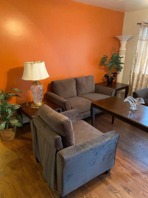 Large 3-Bedrooms/2-Bath Apt, One Block To Train New York Exteriör bild