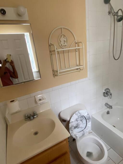 Large 3-Bedrooms/2-Bath Apt, One Block To Train New York Exteriör bild