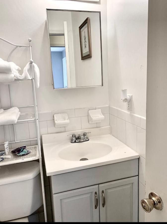 Large 3-Bedrooms/2-Bath Apt, One Block To Train New York Exteriör bild