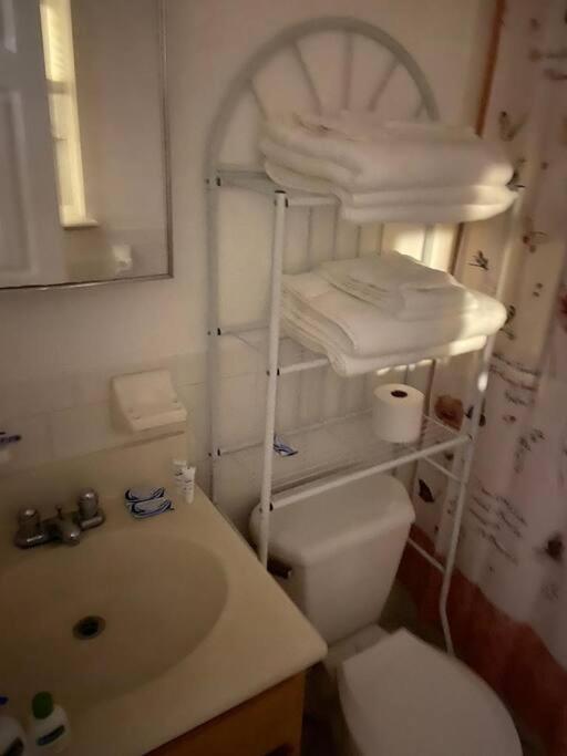 Large 3-Bedrooms/2-Bath Apt, One Block To Train New York Exteriör bild