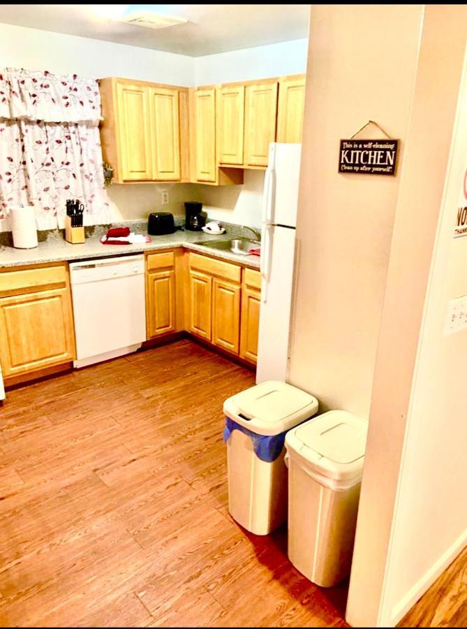 Large 3-Bedrooms/2-Bath Apt, One Block To Train New York Exteriör bild