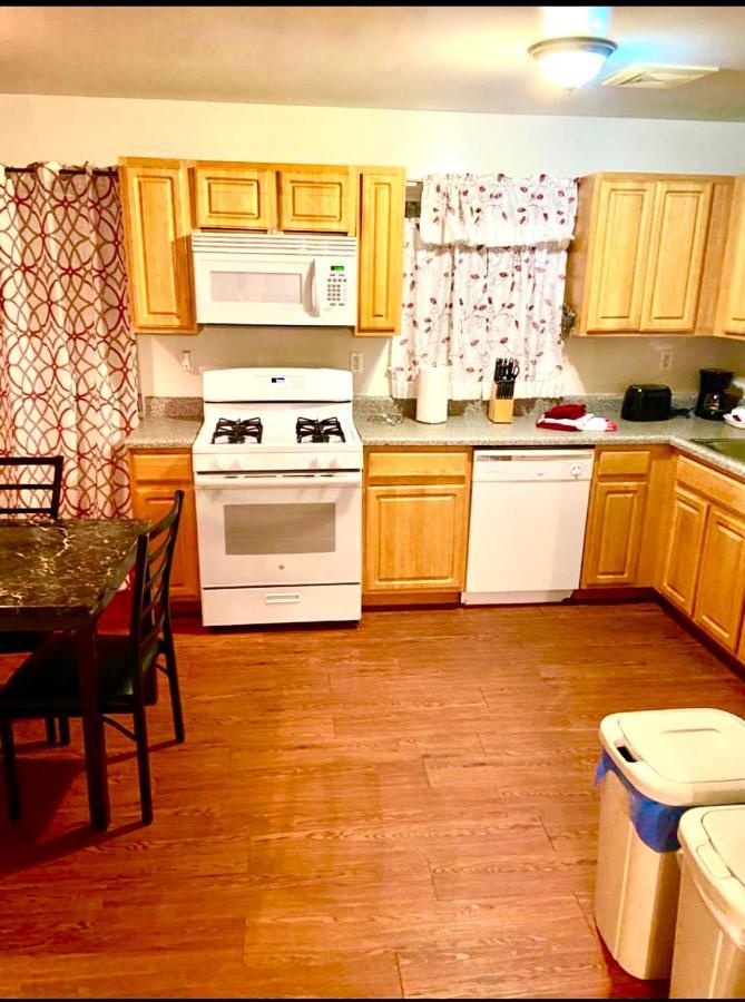 Large 3-Bedrooms/2-Bath Apt, One Block To Train New York Exteriör bild