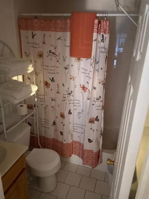 Large 3-Bedrooms/2-Bath Apt, One Block To Train New York Exteriör bild