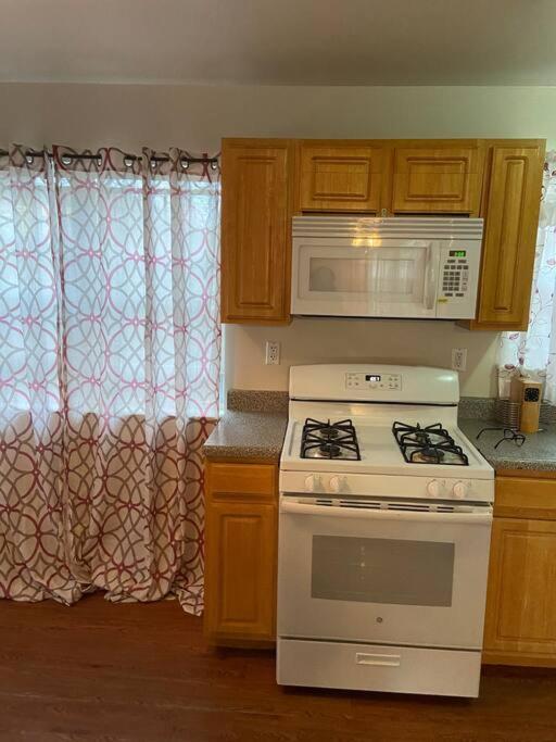 Large 3-Bedrooms/2-Bath Apt, One Block To Train New York Exteriör bild