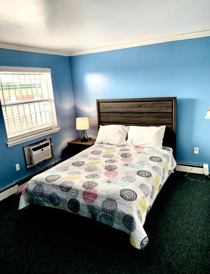 Large 3-Bedrooms/2-Bath Apt, One Block To Train New York Exteriör bild