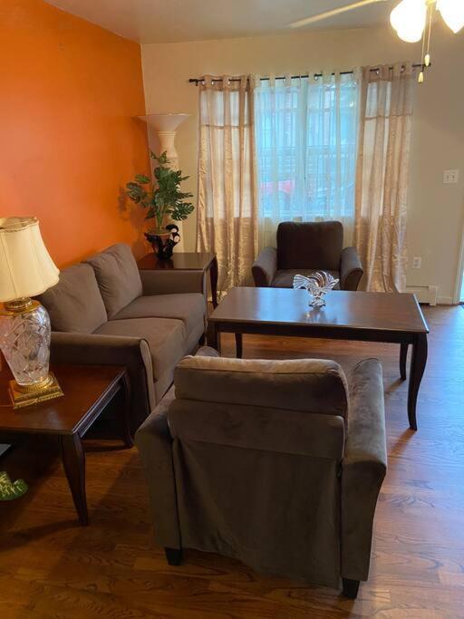Large 3-Bedrooms/2-Bath Apt, One Block To Train New York Exteriör bild