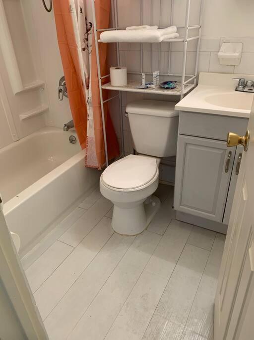 Large 3-Bedrooms/2-Bath Apt, One Block To Train New York Exteriör bild
