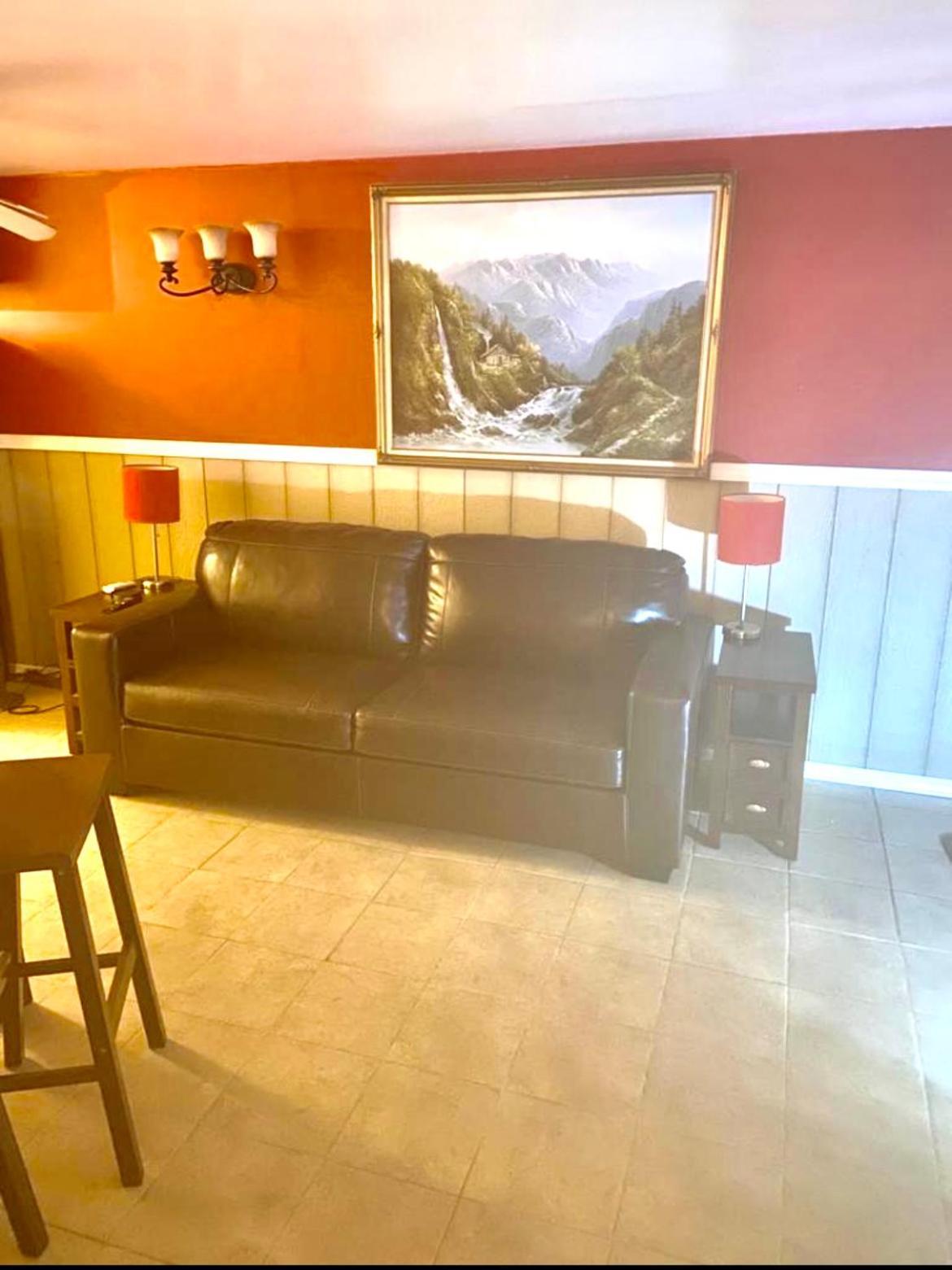 Large 3-Bedrooms/2-Bath Apt, One Block To Train New York Exteriör bild