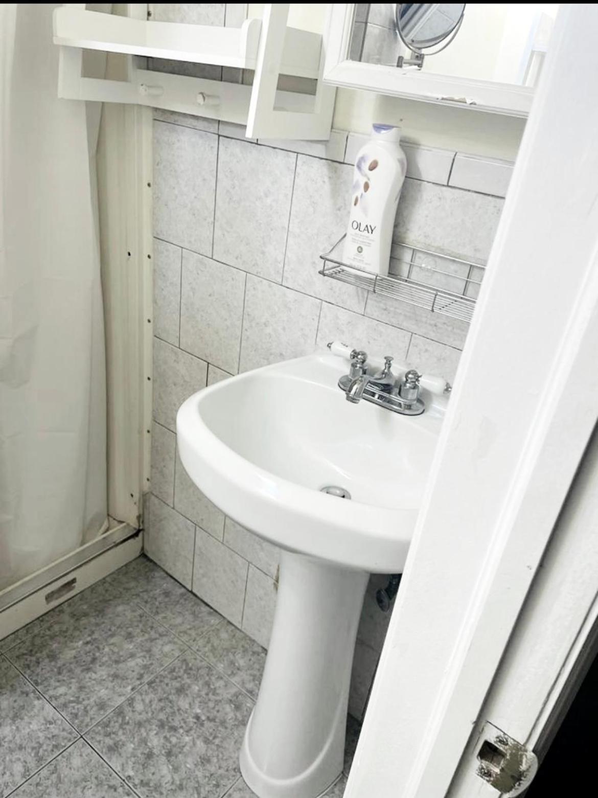 Large 3-Bedrooms/2-Bath Apt, One Block To Train New York Exteriör bild
