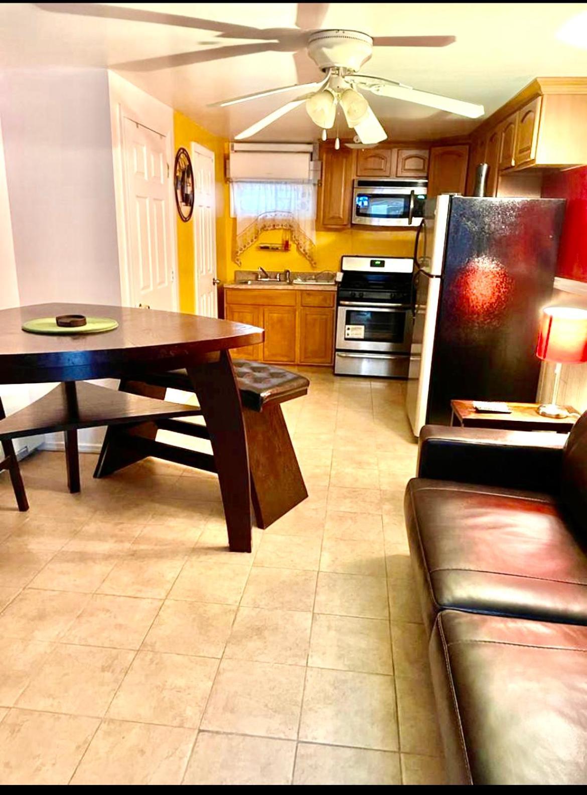 Large 3-Bedrooms/2-Bath Apt, One Block To Train New York Exteriör bild