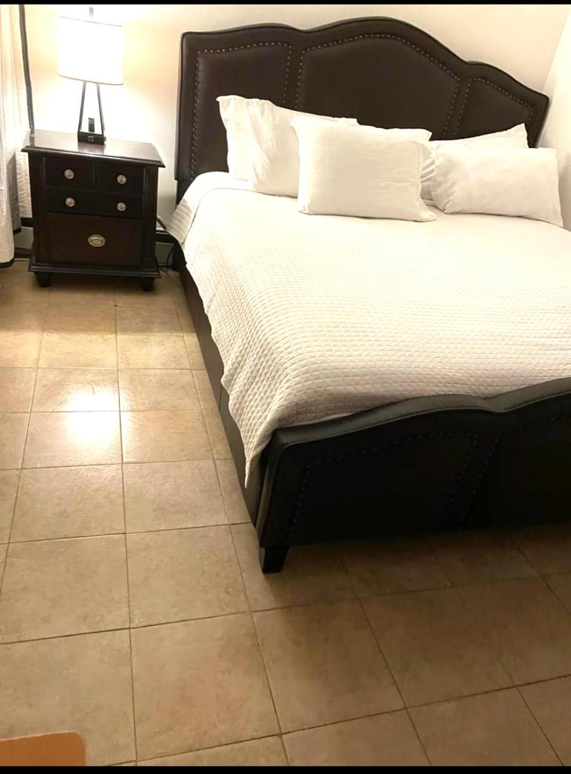 Large 3-Bedrooms/2-Bath Apt, One Block To Train New York Exteriör bild