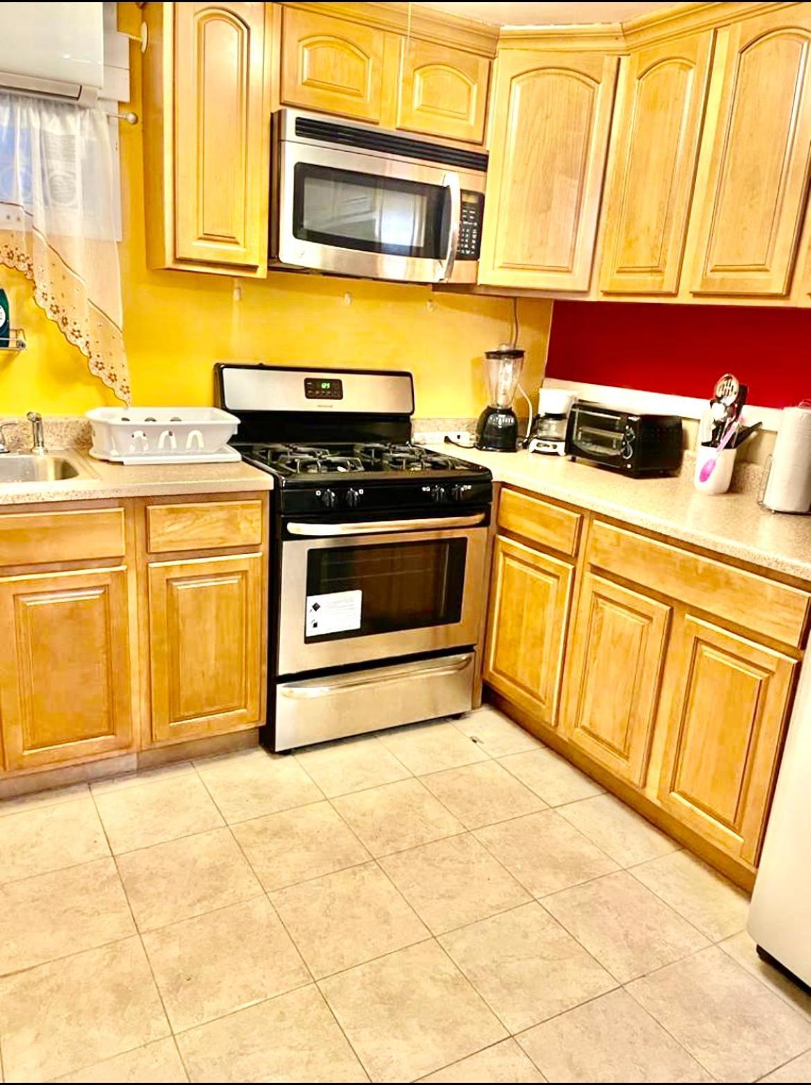 Large 3-Bedrooms/2-Bath Apt, One Block To Train New York Exteriör bild